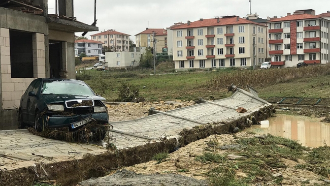 Sakarya ve Kocaeli'de sağanak yağış sele yol açtı